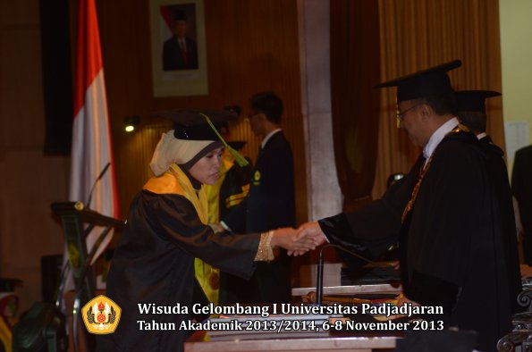 wisuda-unpad-gel-i-ta-2013_2014-fakultas-kedokteran-oleh-rektor-034