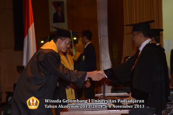 wisuda-unpad-gel-i-ta-2013_2014-fakultas-kedokteran-oleh-rektor-037