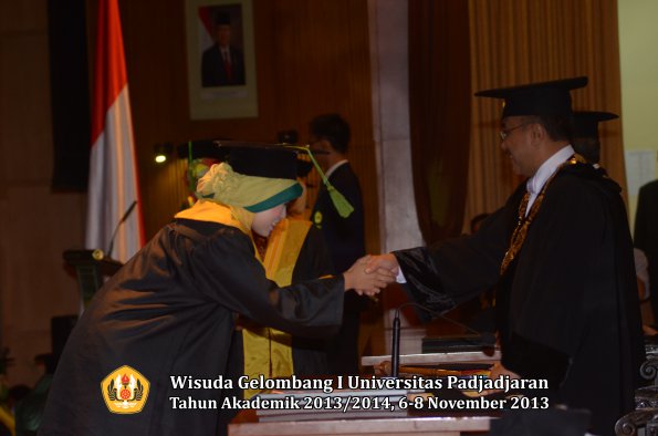 wisuda-unpad-gel-i-ta-2013_2014-fakultas-kedokteran-oleh-rektor-039