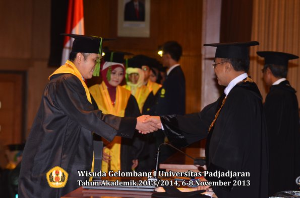 wisuda-unpad-gel-i-ta-2013_2014-fakultas-kedokteran-oleh-rektor-042