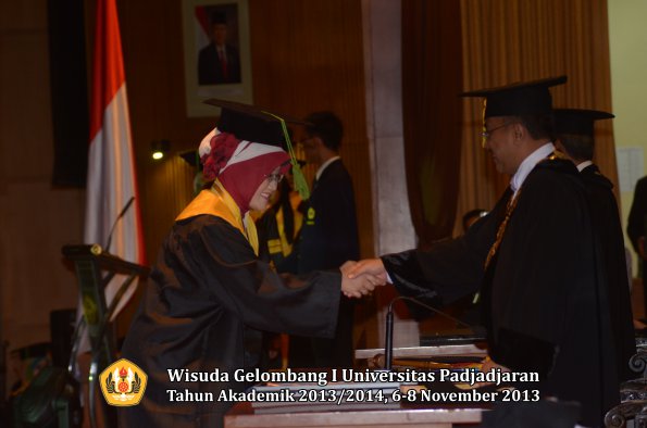 wisuda-unpad-gel-i-ta-2013_2014-fakultas-kedokteran-oleh-rektor-043