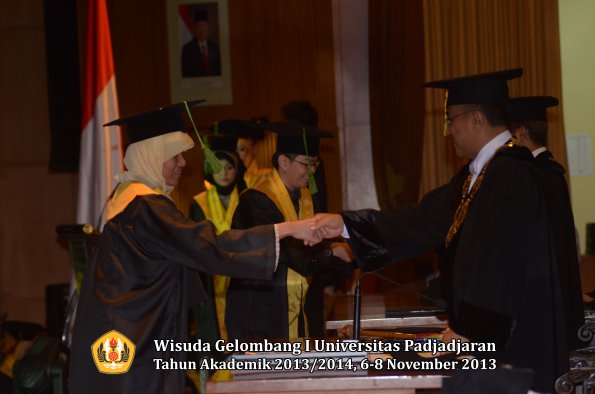 wisuda-unpad-gel-i-ta-2013_2014-fakultas-kedokteran-oleh-rektor-044