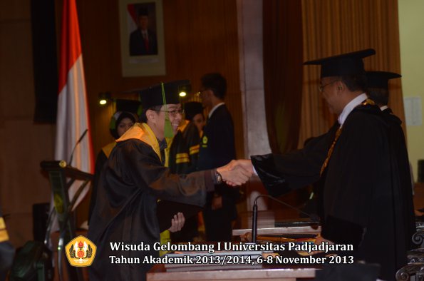 wisuda-unpad-gel-i-ta-2013_2014-fakultas-kedokteran-oleh-rektor-045