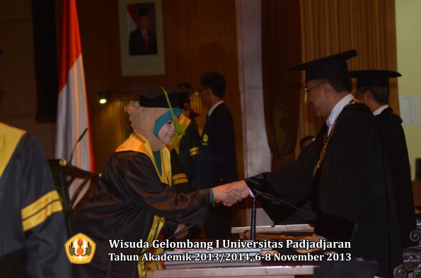 wisuda-unpad-gel-i-ta-2013_2014-fakultas-kedokteran-oleh-rektor-052