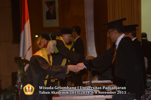 wisuda-unpad-gel-i-ta-2013_2014-fakultas-kedokteran-oleh-rektor-053