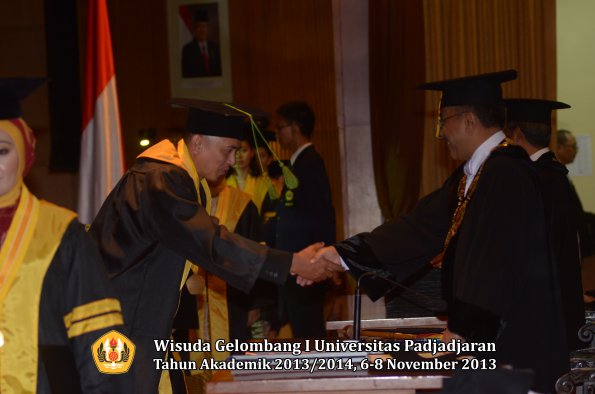 wisuda-unpad-gel-i-ta-2013_2014-fakultas-kedokteran-oleh-rektor-054