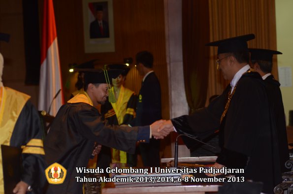 wisuda-unpad-gel-i-ta-2013_2014-fakultas-kedokteran-oleh-rektor-056