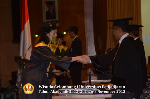 wisuda-unpad-gel-i-ta-2013_2014-fakultas-kedokteran-oleh-rektor-057