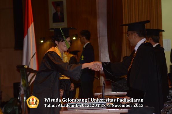 wisuda-unpad-gel-i-ta-2013_2014-fakultas-kedokteran-oleh-rektor-058