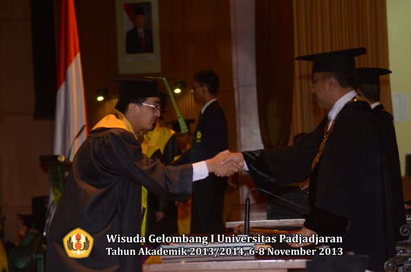 wisuda-unpad-gel-i-ta-2013_2014-fakultas-kedokteran-oleh-rektor-060