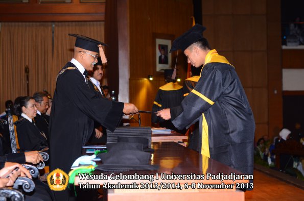 wisuda-unpad-gel-i-ta-2013_2014-fakultas-peternakan-oleh-dekan-021