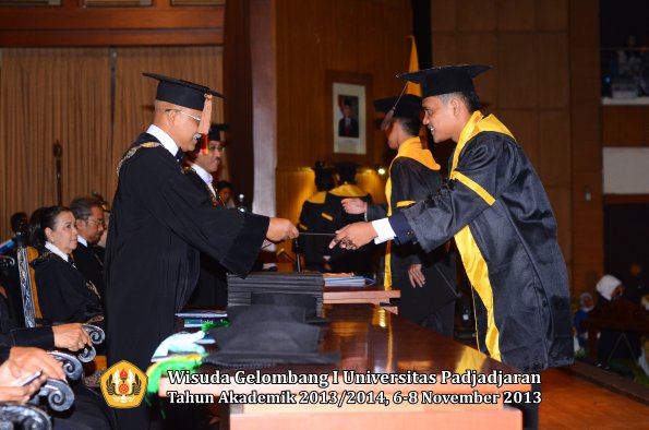 wisuda-unpad-gel-i-ta-2013_2014-fakultas-peternakan-oleh-dekan-022