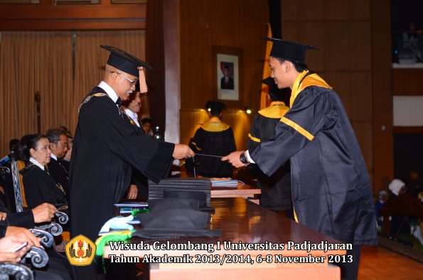 wisuda-unpad-gel-i-ta-2013_2014-fakultas-peternakan-oleh-dekan-023