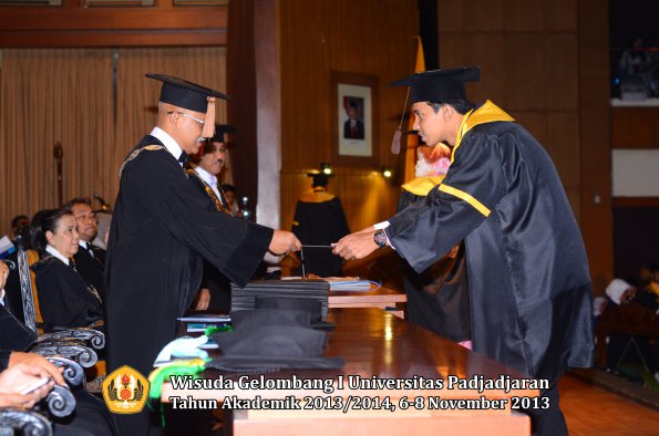 wisuda-unpad-gel-i-ta-2013_2014-fakultas-peternakan-oleh-dekan-025