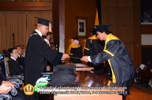 wisuda-unpad-gel-i-ta-2013_2014-fakultas-peternakan-oleh-dekan-026