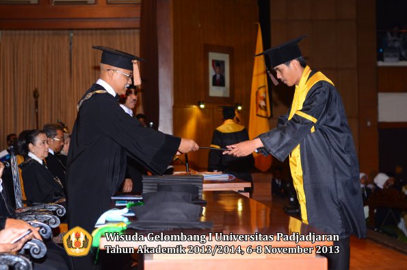 wisuda-unpad-gel-i-ta-2013_2014-fakultas-peternakan-oleh-dekan-027