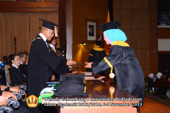 wisuda-unpad-gel-i-ta-2013_2014-fakultas-peternakan-oleh-dekan-029