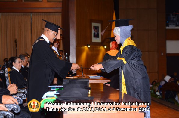 wisuda-unpad-gel-i-ta-2013_2014-fakultas-peternakan-oleh-dekan-032