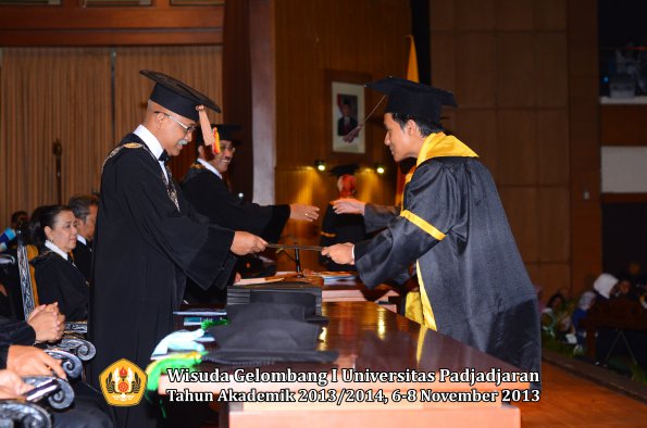 wisuda-unpad-gel-i-ta-2013_2014-fakultas-peternakan-oleh-dekan-033