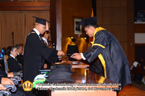 wisuda-unpad-gel-i-ta-2013_2014-fakultas-peternakan-oleh-dekan-036