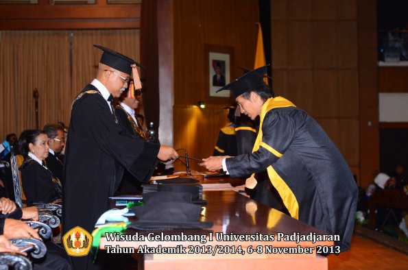 wisuda-unpad-gel-i-ta-2013_2014-fakultas-peternakan-oleh-dekan-037