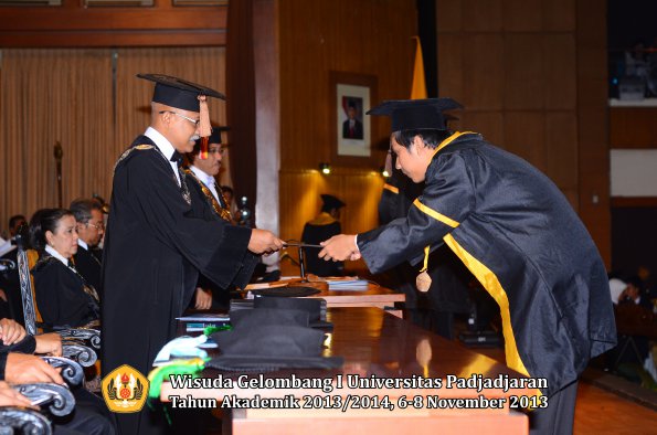 wisuda-unpad-gel-i-ta-2013_2014-fakultas-peternakan-oleh-dekan-039