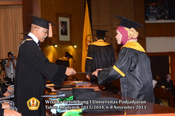 wisuda-unpad-gel-i-ta-2013_2014-fakultas-peternakan-oleh-dekan-040