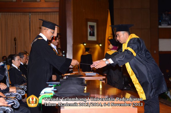 wisuda-unpad-gel-i-ta-2013_2014-fakultas-peternakan-oleh-dekan-041