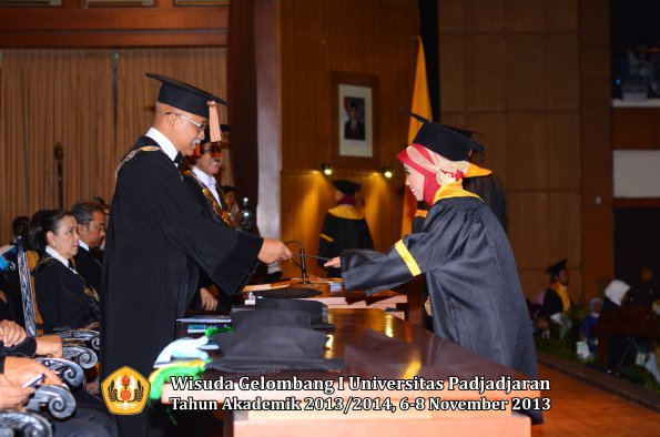 wisuda-unpad-gel-i-ta-2013_2014-fakultas-peternakan-oleh-dekan-042