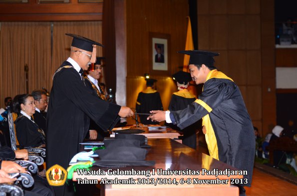 wisuda-unpad-gel-i-ta-2013_2014-fakultas-peternakan-oleh-dekan-043