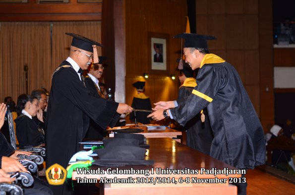 wisuda-unpad-gel-i-ta-2013_2014-fakultas-peternakan-oleh-dekan-044