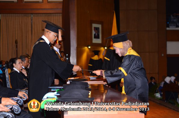 wisuda-unpad-gel-i-ta-2013_2014-fakultas-peternakan-oleh-dekan-045