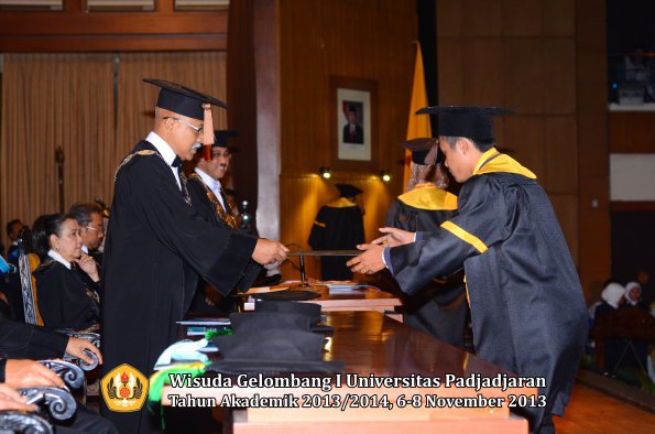 wisuda-unpad-gel-i-ta-2013_2014-fakultas-peternakan-oleh-dekan-046