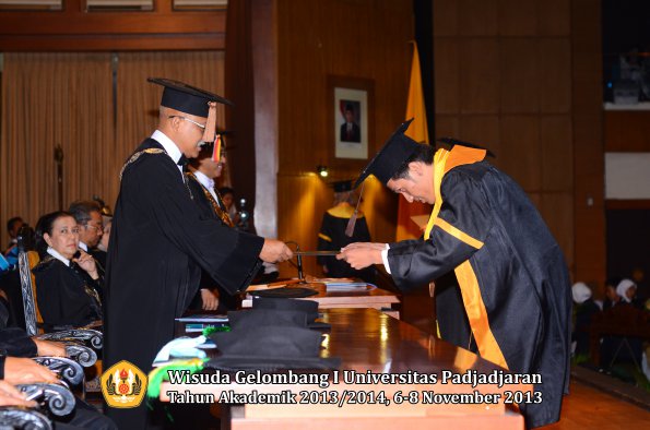 wisuda-unpad-gel-i-ta-2013_2014-fakultas-peternakan-oleh-dekan-047