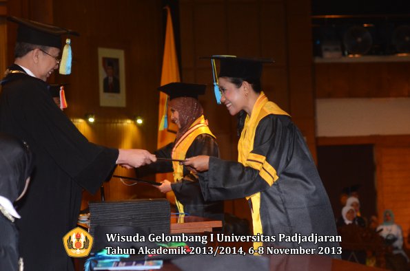 wisuda-unpad-gel-i-ta-2013_2014-fakultas-farmasi-oleh-dekan-003