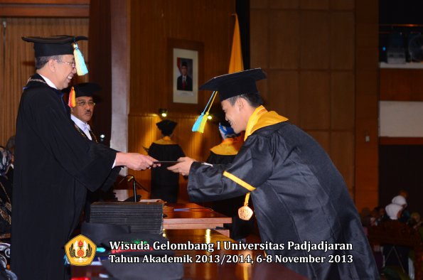 wisuda-unpad-gel-i-ta-2013_2014-fakultas-farmasi-oleh-dekan-007