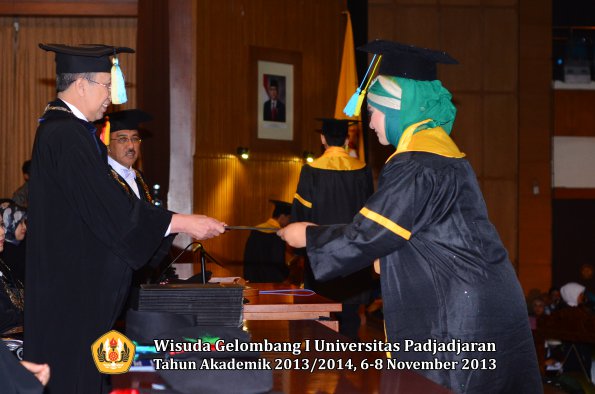 wisuda-unpad-gel-i-ta-2013_2014-fakultas-farmasi-oleh-dekan-009