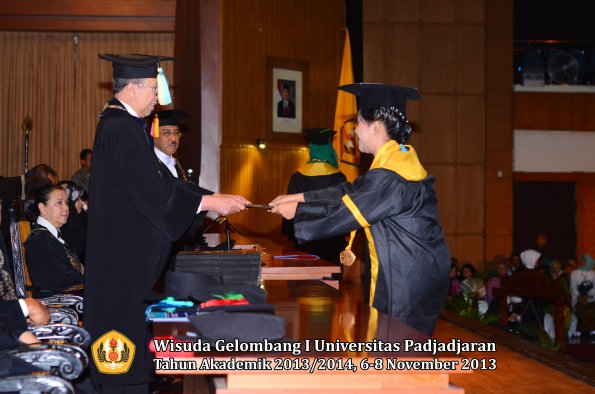 wisuda-unpad-gel-i-ta-2013_2014-fakultas-farmasi-oleh-dekan-010