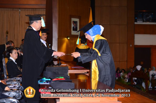 wisuda-unpad-gel-i-ta-2013_2014-fakultas-farmasi-oleh-dekan-011