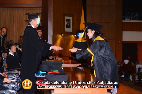 wisuda-unpad-gel-i-ta-2013_2014-fakultas-farmasi-oleh-dekan-012