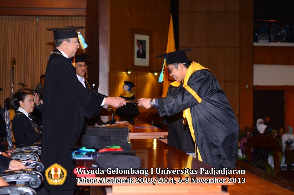 wisuda-unpad-gel-i-ta-2013_2014-fakultas-farmasi-oleh-dekan-013