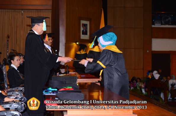 wisuda-unpad-gel-i-ta-2013_2014-fakultas-farmasi-oleh-dekan-014