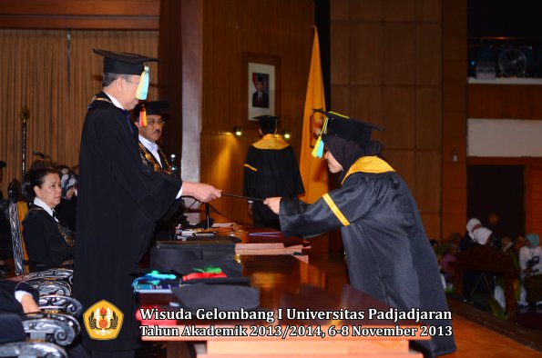 wisuda-unpad-gel-i-ta-2013_2014-fakultas-farmasi-oleh-dekan-021