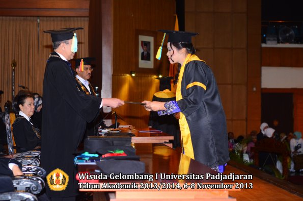 wisuda-unpad-gel-i-ta-2013_2014-fakultas-farmasi-oleh-dekan-022