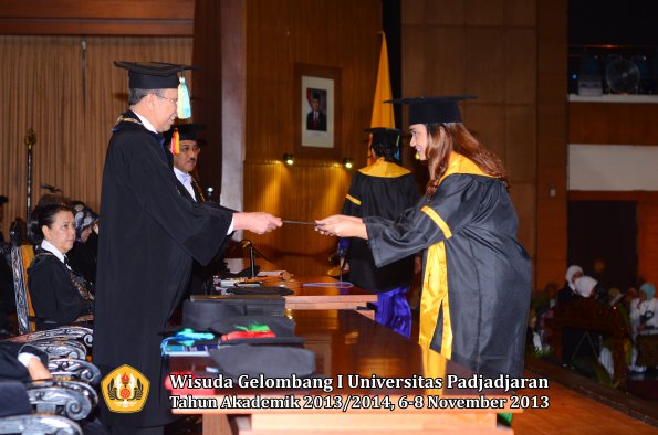 wisuda-unpad-gel-i-ta-2013_2014-fakultas-farmasi-oleh-dekan-023