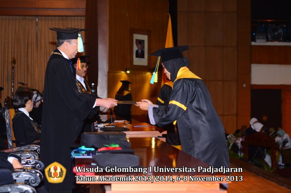 wisuda-unpad-gel-i-ta-2013_2014-fakultas-farmasi-oleh-dekan-025