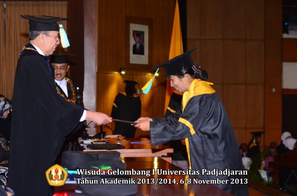 wisuda-unpad-gel-i-ta-2013_2014-fakultas-farmasi-oleh-dekan-026