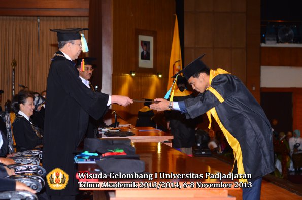 wisuda-unpad-gel-i-ta-2013_2014-fakultas-farmasi-oleh-dekan-027