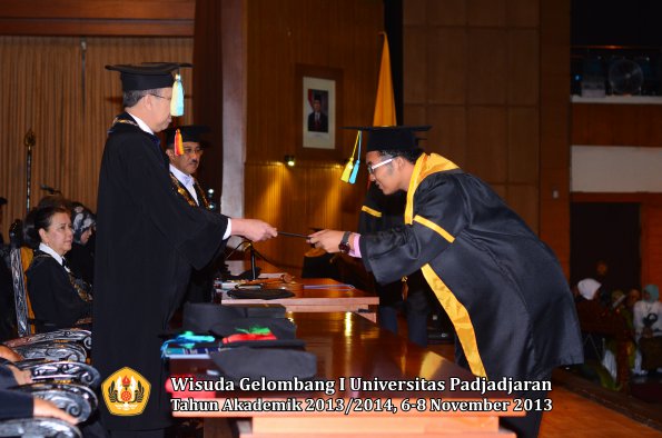 wisuda-unpad-gel-i-ta-2013_2014-fakultas-farmasi-oleh-dekan-028