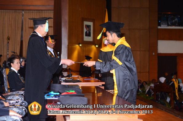 wisuda-unpad-gel-i-ta-2013_2014-fakultas-farmasi-oleh-dekan-030